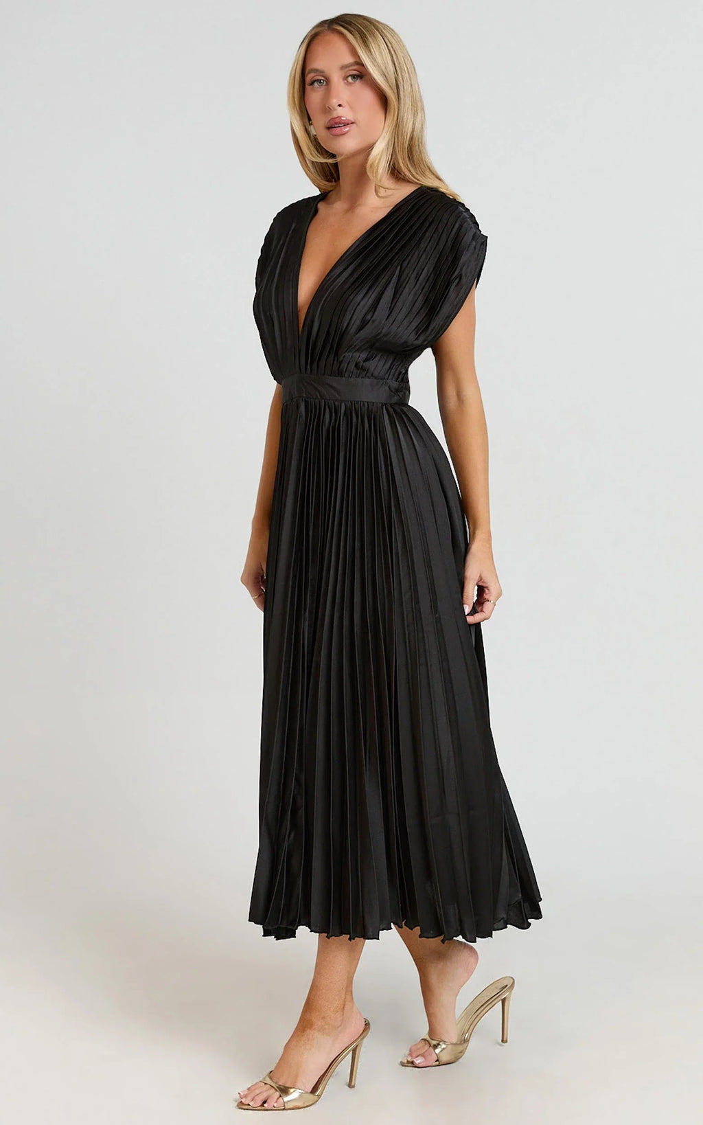 Della Midi Dress - Plunge Neck Short Sleeve Pleated Dress in Black