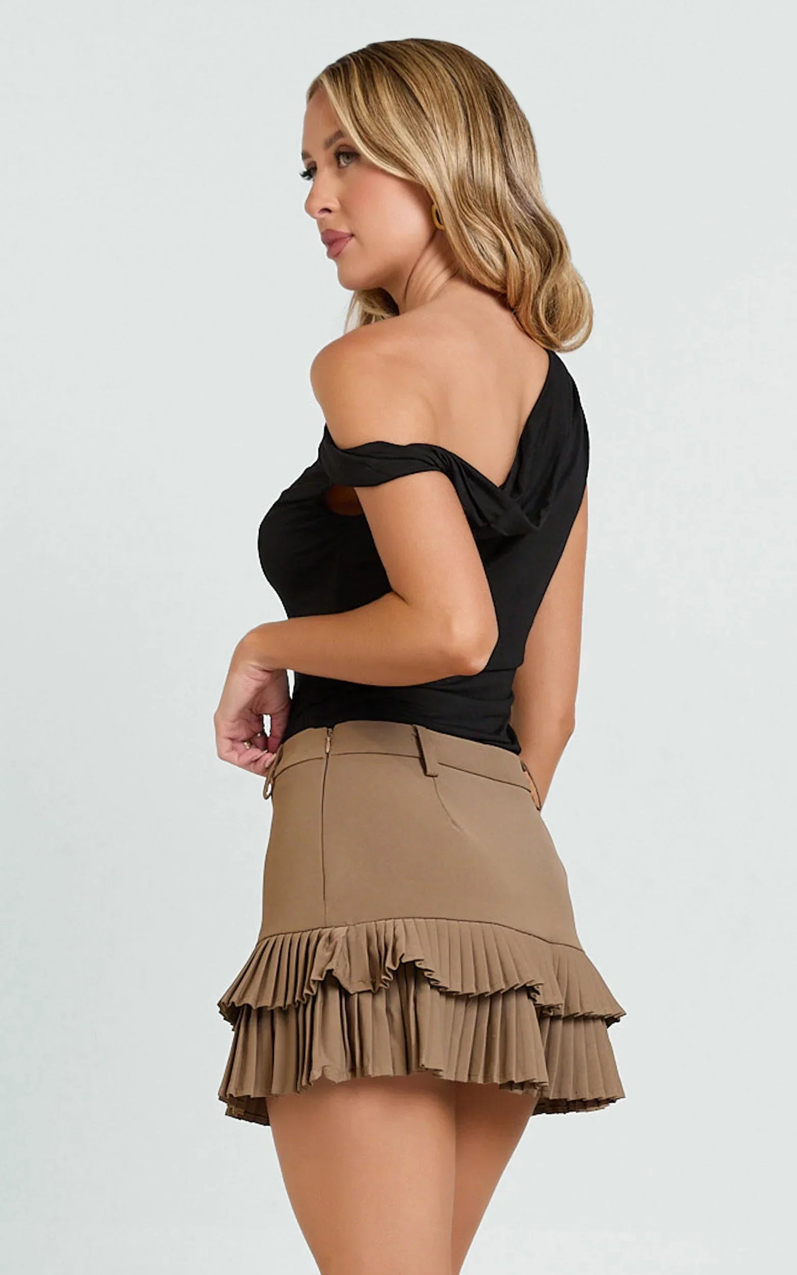 Felicia Mini Skirt - Mid Rise Drop Waist Pleated Skirt in Mocha